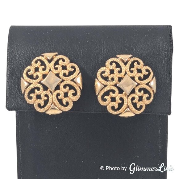 Vintage 70s Precious Pretenders Round Filigree Gold Tone Clip On Earrings - Picture 3 of 8